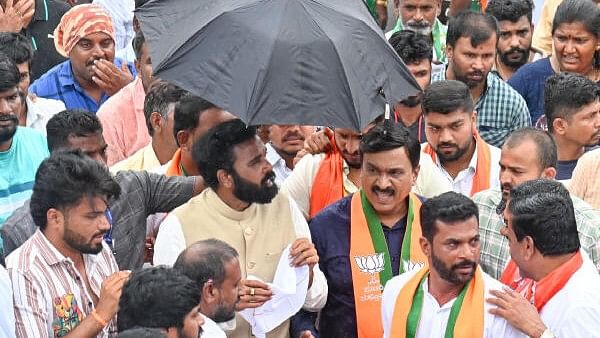 <div class="paragraphs"><p>B Sriramulu and G Janardhan Reddy during the BJP-JD(S) padayatra from Raghavendra Mutt to Maharaja's College Ground in Mysuru on Saturday. </p></div>